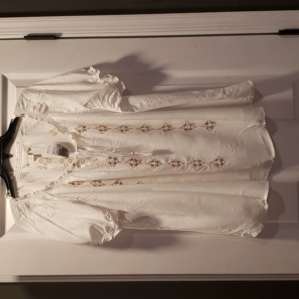 Forever 21 size 3x white semi sheer blouse with gold stitch detailing
